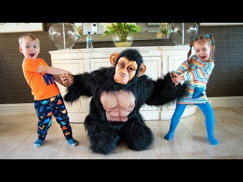 Alex y Gaby jugando con mono gracioso