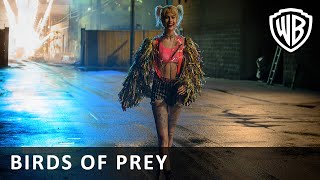 Birds of Prey - I biografen 6. februar
Glæd dig til #BirdsOfPrey - I biografen 6. februar.
Find billetter her: https://www.birdsofpreyfilmen.dk/
Har du hørt den om politibetjenten, sangfuglen, psykopaten og mafiaprinsessen? Birds of Prey (And the Fantabulous Emancipation of One Harley Quinn) er en hæsblæsende fortælling fortalt af Harley selv - som kun hun kan gøre det. Den unge pige, Cass, er blevet skydeskive for Gothams mest kriminelle og narcissistiske skurk, Roman Sionis, og hans sadistiske håndlanger, Zsasz. Hele byen er på den anden ende, da alle indbyggerne går ind i jagten på den unge pige. Harley, Huntress, Black Canary og Renee Montoyas veje krydses, og den mærkværdige firkløver har intet andet valg end at slå sig sammen i kampen mod Roman.
Instruktør: Cathy Yan
Medvirkende: Margot Robbie, Ewan McGregor, Rosie Perez, Mary Elizabeth Winstead, m.fl. Birds of Prey - I biografen 6. februar