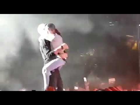 المصيبة الجديدة بنت سعودية تطلع إلى المسرح تحتضن المغني الشهير انريكي تغطي على حقت ماجد المهندس 