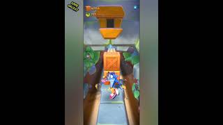Crash Bandicoot on the run: gameplay walkthrough #10. Battle Blue Hyena vs Frosty Lab Assistant screenshot 4