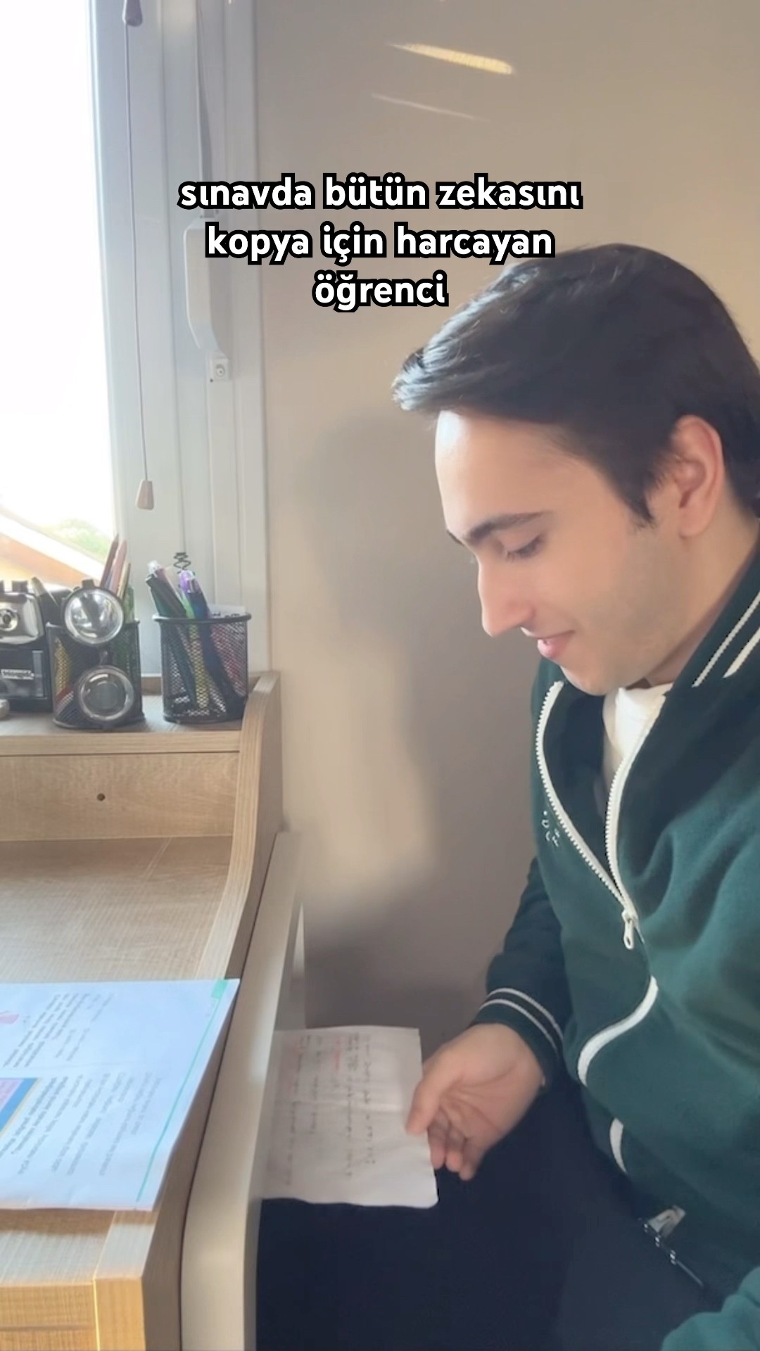 Sınavda bütün zekasını kopya için harcayan öğrenci