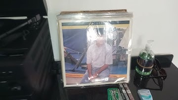 Aparelho de Som - 4 em 1 da Gradiente TK 33 CR, reproduzindo disco de vinil - Fagner