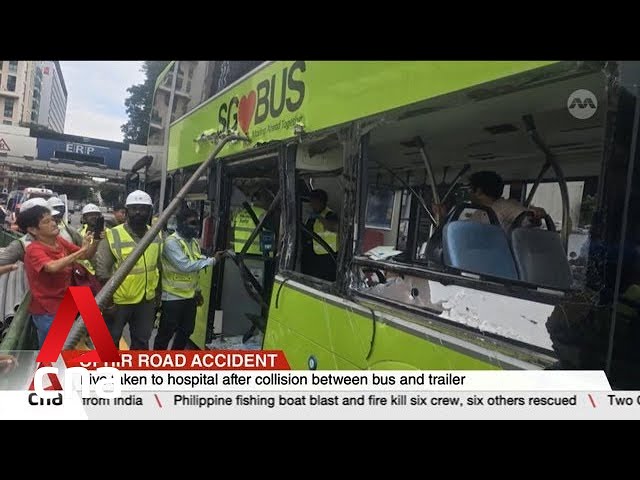 5 orang dilarikan ke rumah sakit setelah tabrakan yang melibatkan bus dan truk trailer di Jalan Ophir class=