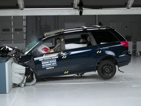 2004 Toyota Sienna moderate overlap IIHS crash test