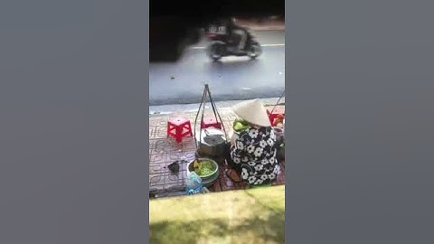 Người bán bún đổ thức ăn thừa vào nồi nước dùng