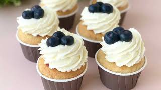 видео: Сливочные капкейки с клубничной начинкой картинка: Сливочные капкейки с клубничной начинкой