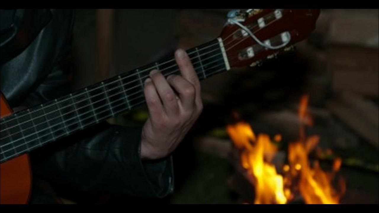 популярные песни у костра под гитару. гитара у костра. вечер у костра с гитарой. популярные песни у костра под гитару. люди у костра с гитарой.