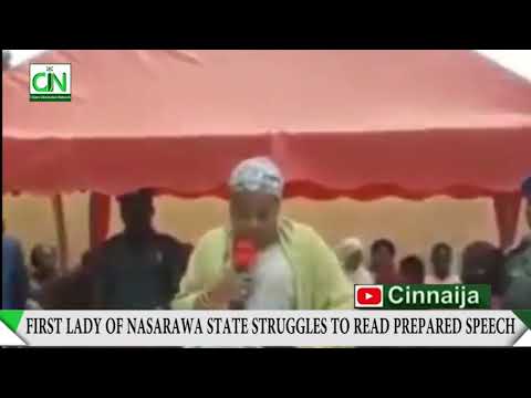 nassarawa-state-first-lady-struggles-to-read-prepared-speech