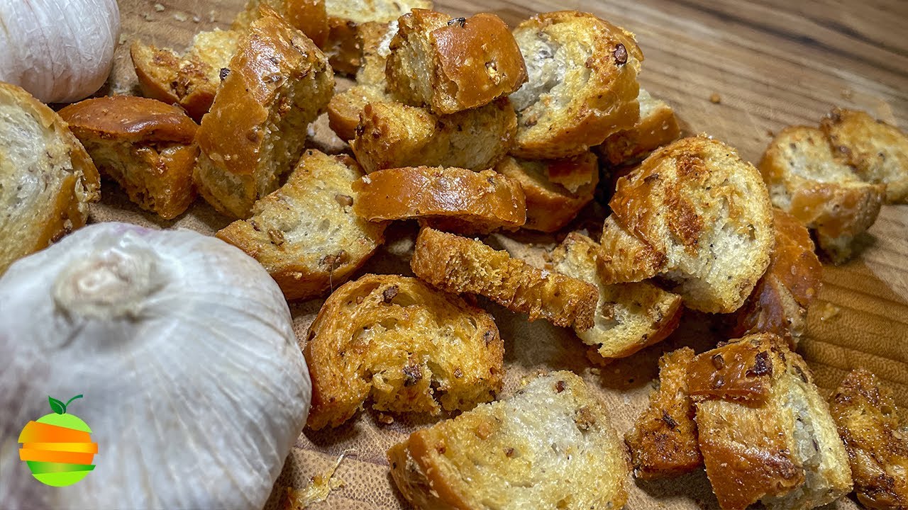 ¿Cómo hacer CRUTONES de PAN con AJO para ensaladas frescas en horno o