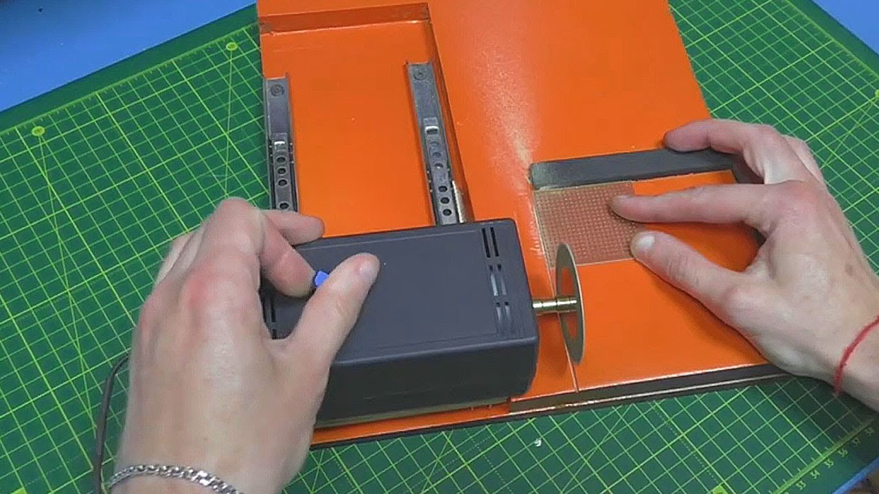 Mini máquina de 12V que CORTA de todo! (Plástico, placas y más)