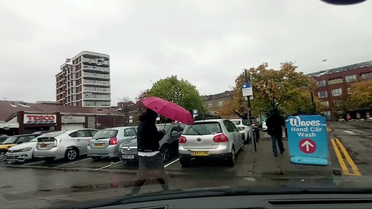 AUTUMN IN LONDON. RAINY DAY OUT. 