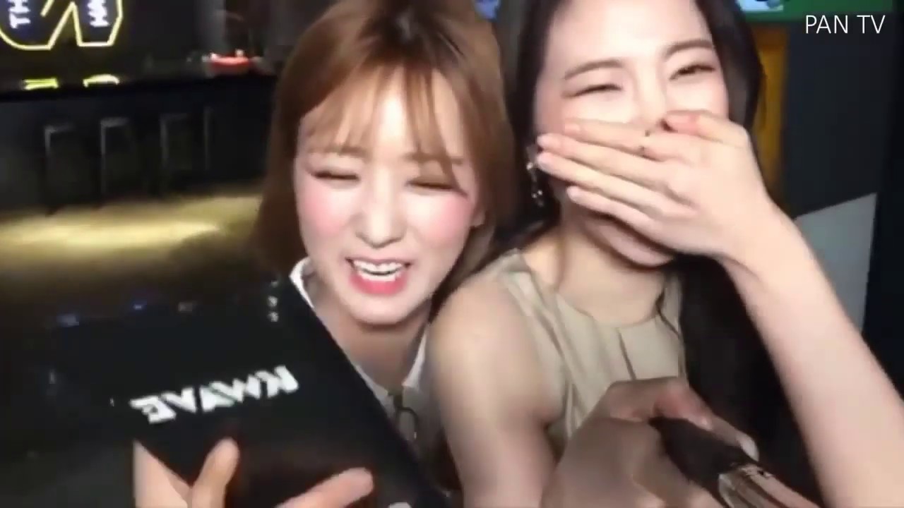 Choi Yena (최예나) and Yoon Bomi (윤보미) on Crack