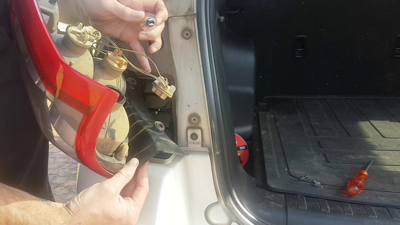 Freelander 2 brake light globe / land rover / how to remove tail light