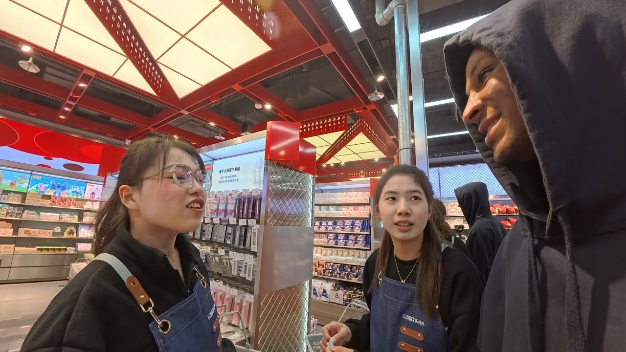 Китаянки разозлились на чернокожего туриста в Китае #путешествия #китайскаядевушка