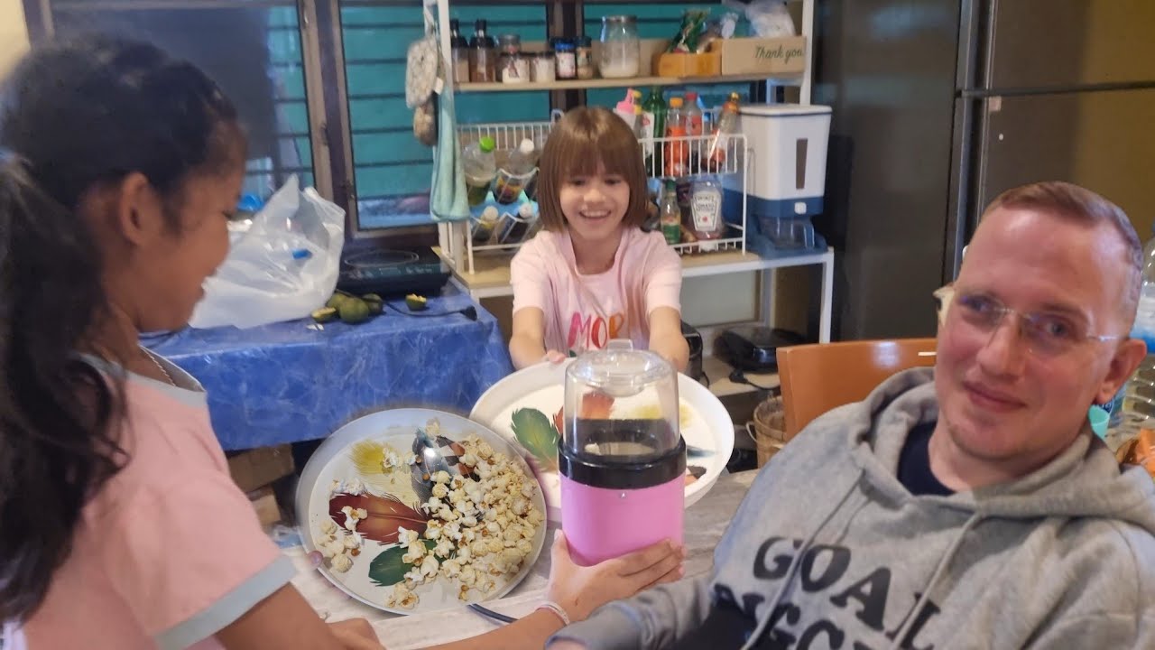 เมื่อแดดดี้อยากกินป๊อปคอน น้องคลีโอเลยจัดให้พ่อ สนุกสนานมากค่ะ/Mommy May Tv