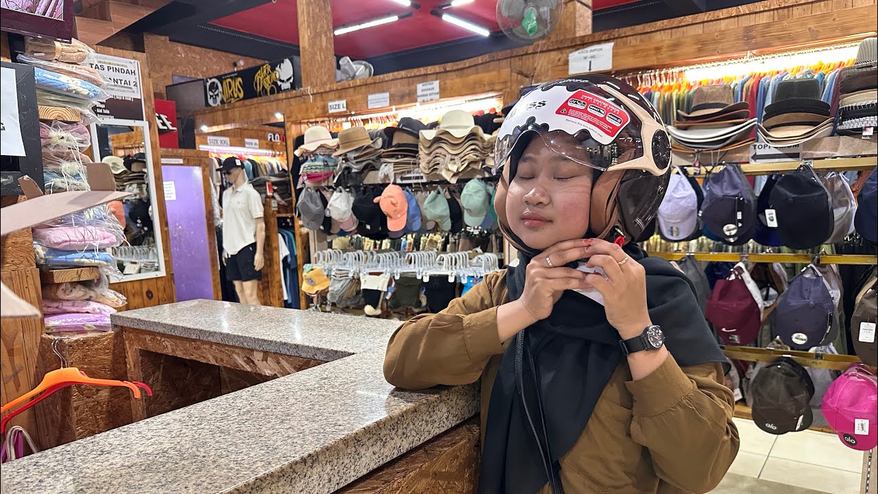 RUMAH SUDAH MULAI TIDAK AMAN! HELM NDUK LALA HILANG DISIKAT MALING 