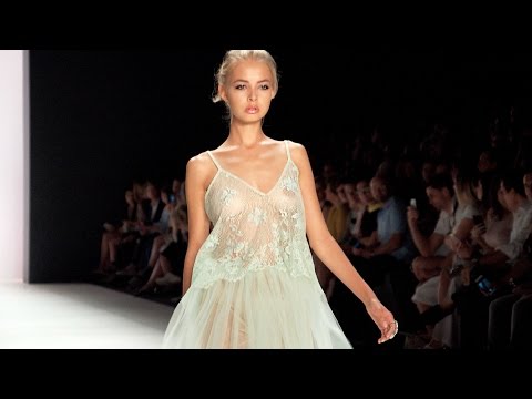 Video: Russian Fashion Week har startet: første show