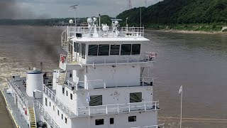 BIG Towboat M/V VIKING QUEEN Pushing 42 Barges Northbound Mississippi River
