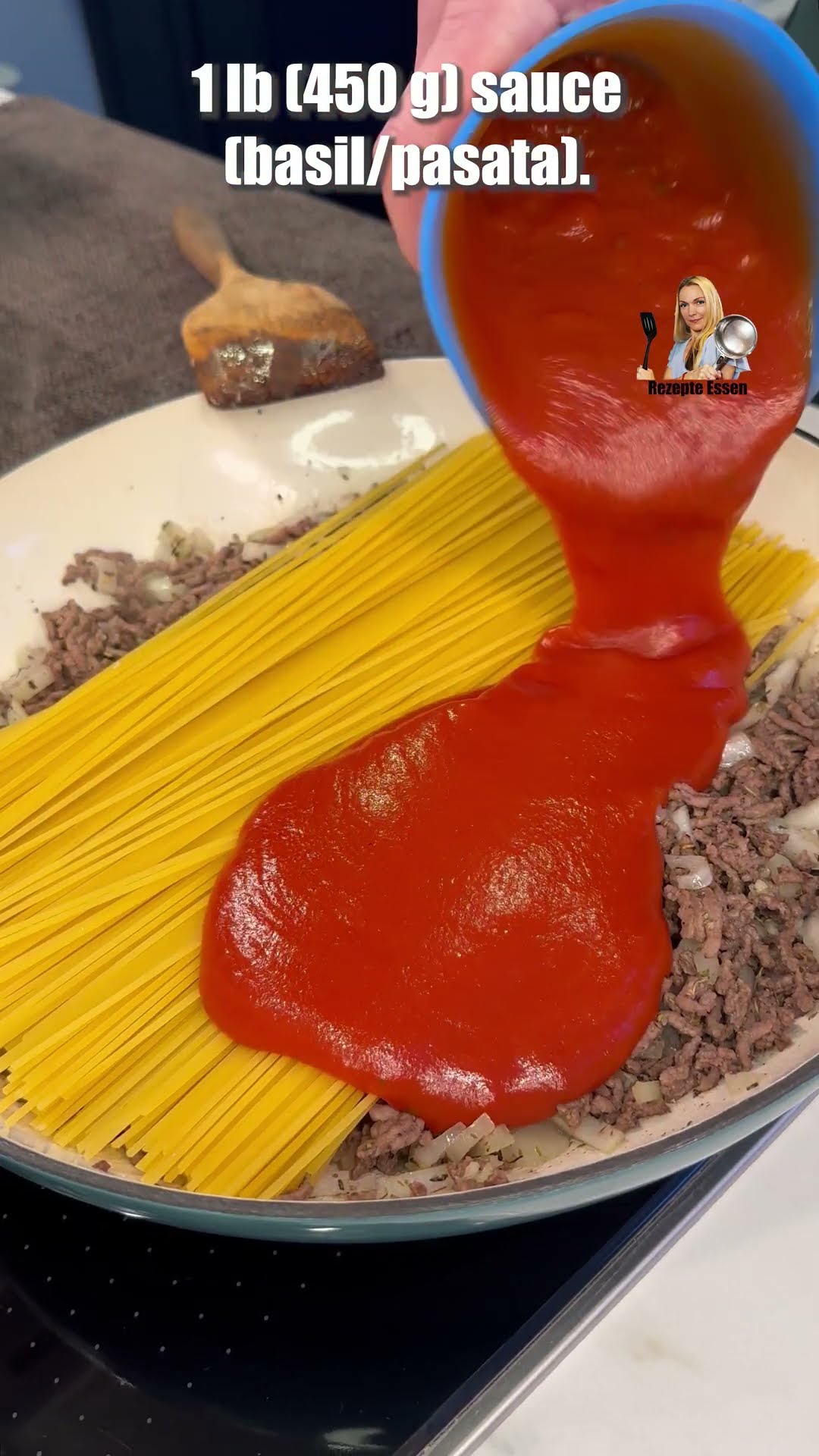 Klassische Spaghetti mit Hackfleisch und Tomatensauce. Ein leckeres und ...