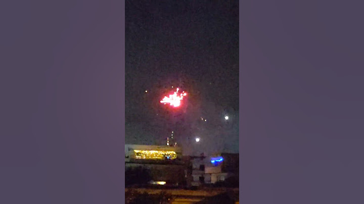 Италия начинает салют в 23:55. Был такой шум, что нам казалось все петарды летят на наш балкон.