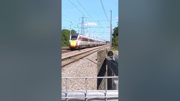 An LNER Class 800 with 2 tones passing Tempsford Level Crossing #trainspotting #train #horn #fun #ye
