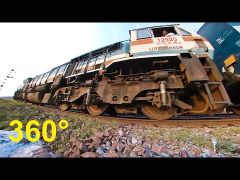 360 VR View of Pune – Santragachi Humsafar Express | WAP-7 & WDG-4