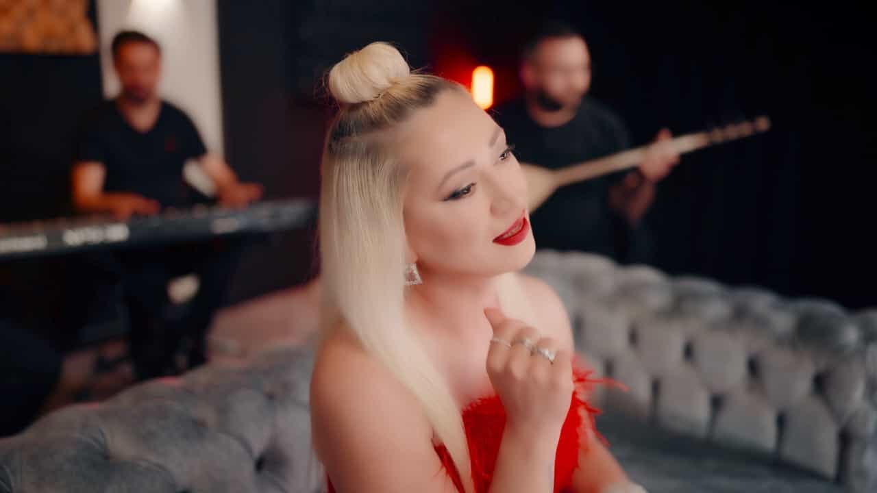 Regardez Sevgi Arslan - Sevmesi Böyle sur YouTube Regardez Sevgi Arslan - Sevmesi Böyle sur YouTube