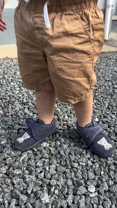 Seu filho nascido na Europa, gosta de usar chinelo? #alemanha #alemanhacast #brasil #chinelo #calor