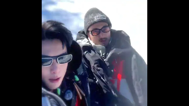 #王鹤棣 拉着#王传君 一起玩雪！怎么会有这么可爱的棣棣牌雪地小狗#爱豆星日常 - 天天要闻