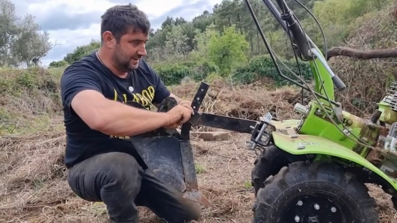 Autóctonos vamos a preparar la tierra para las patatas con la Petronila.