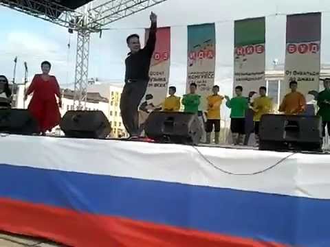 Игорь Егоров поёт песню