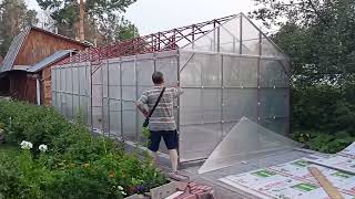 Теплица домиком 8.5х3 м для выращивания помидоров и огурцов.