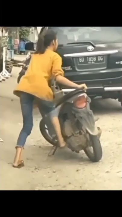 AKSI LUCU PENGENDARA MOTOR LAGI MENGHIDUPKAN MOTOR#video#comedyvideo#ngakak#ngakakkocak#motor#wanita