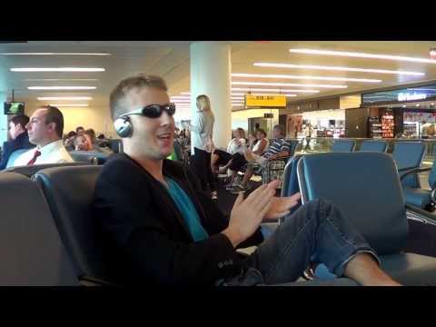 DEKU CANTANDO AEROPUERTO NEW YORK JFK 2013 @alexgomezsalvado