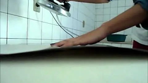 Como tirar as dobras de um pôster?