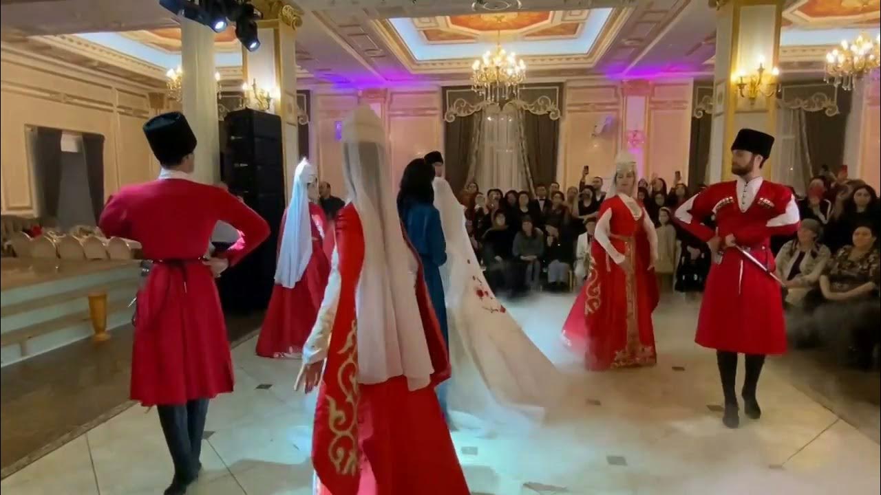 Карачаевцы ау алгъан адет. Карачаевцы абазины черкесы. Свадьба фото. Карачаевские платки для невесты. Карачаевские свадьбы.