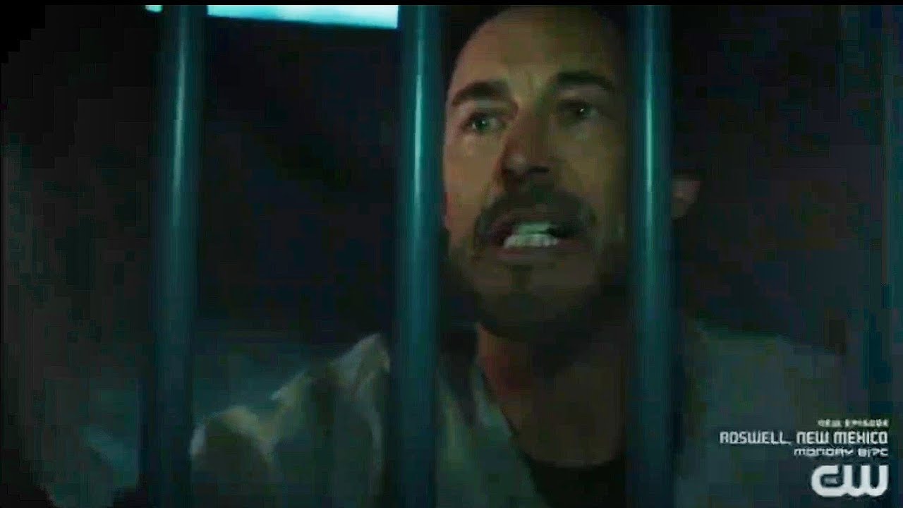 The Flash 8x17 Barry taunts Thawne he is jealous of New Speedster in City