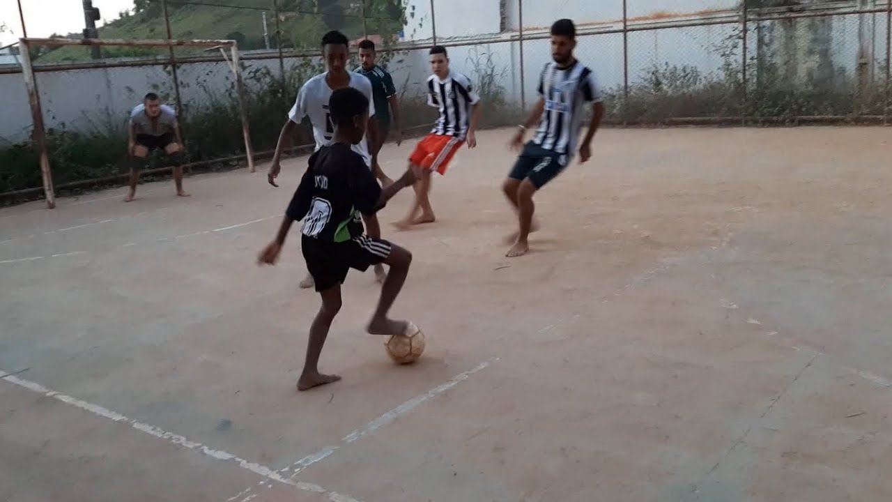 Vídeo: habilidade de meninos jogando bola na rua da Vila Belmiro