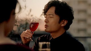 稲垣吾郎、ノンアルワインに酔いしれる！？夏木マリ歌唱「さくらんぼの実る頃」がCMソングに　 「ノンアルでワインの休日」新TVCMメイキング