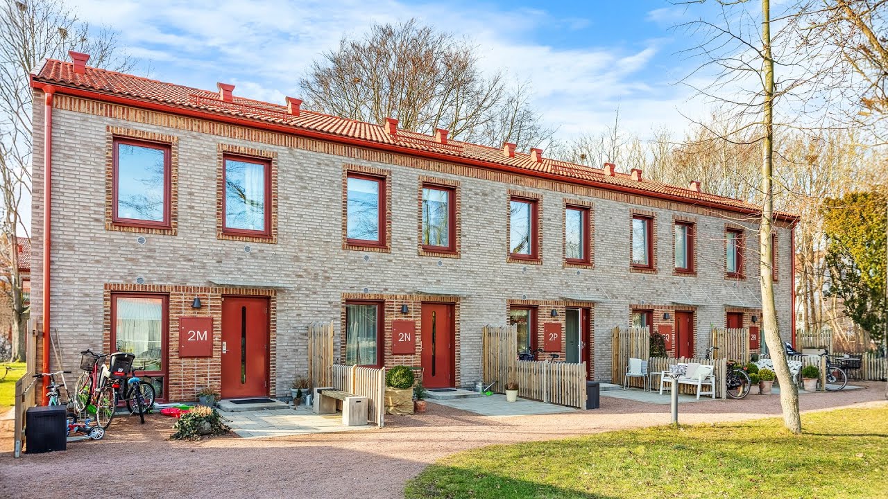 Brf- radhus med egen uteplats och lättskött trädgård