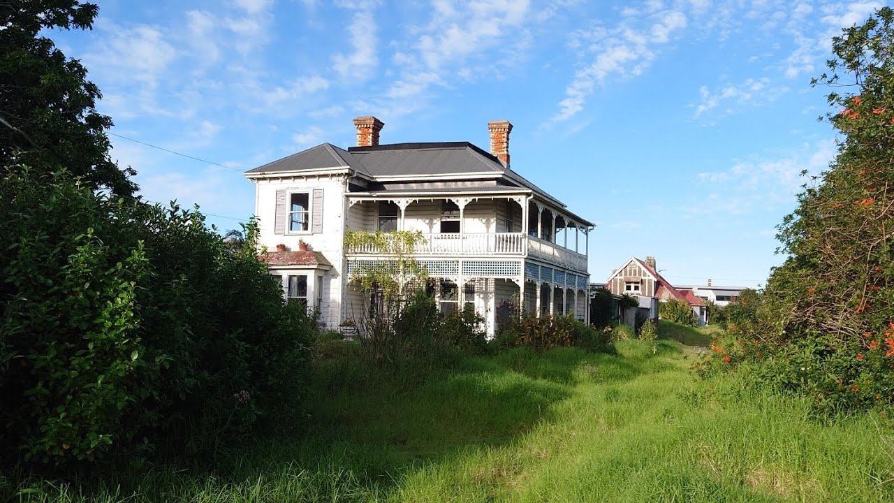 I explored an abandoned Victorian mansion, this was absolutely insane.