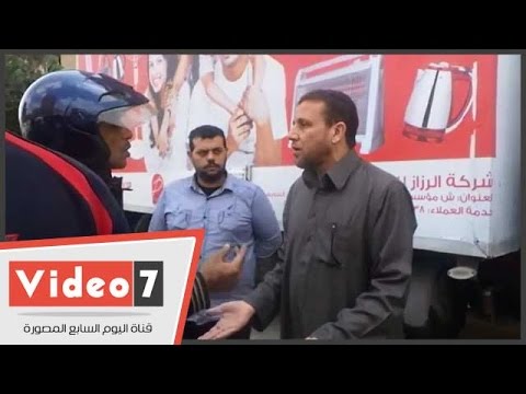بالفيديو رئيس حى المرج يحاول رفع لوحات سيارة مخالفة والسائق أنا حزب وطنى