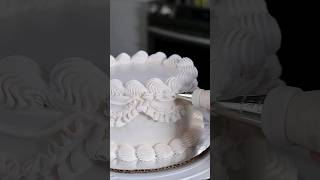 Vintage Wedding Cake 👰‍♀🤵🏼🤍 #whippedcream #vanillacake #chocolatefilling