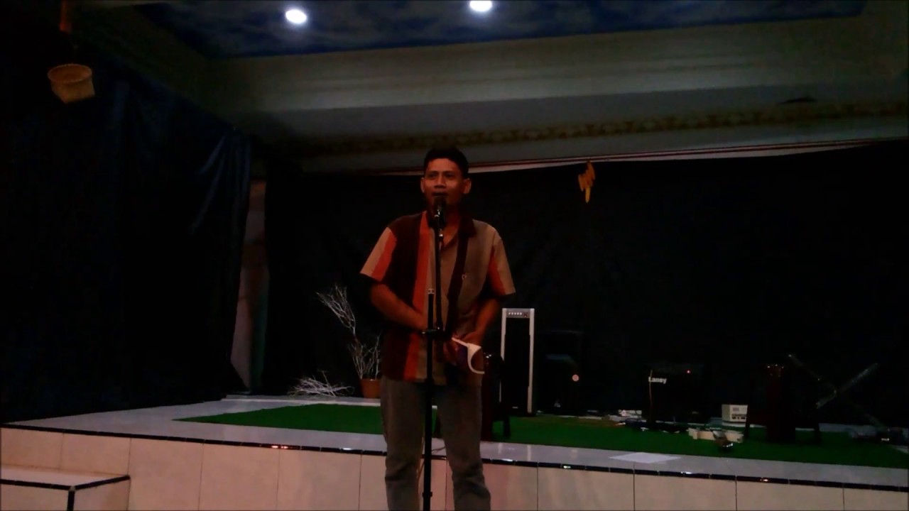 Penyair Tosa Putra membaca sajak IS karya Widi Suharto di panggung MALAM SEMESTA SASTRA Tulungagung