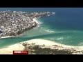 Turista &#39;herói&#39; segura tubarão pela cauda em praia na Austrália