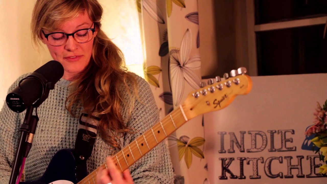 Debbie Kate covering Lorde's 'Royals' (Indie Kitchen Session)