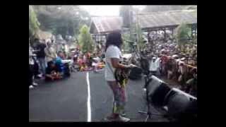 Lookman and Jawaica - Pasukan Lipstik Warna Merah Jambu (Live In Curug Sewu,Sukorejo,Jawa Tengah)