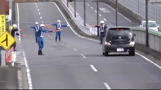 スピード違反車を白バイ隊員と警察官の５人で捕まえる警視庁ネズミ捕り検挙の瞬間 サイン会に流れるような誘導で一瞬の出来事 Youtube