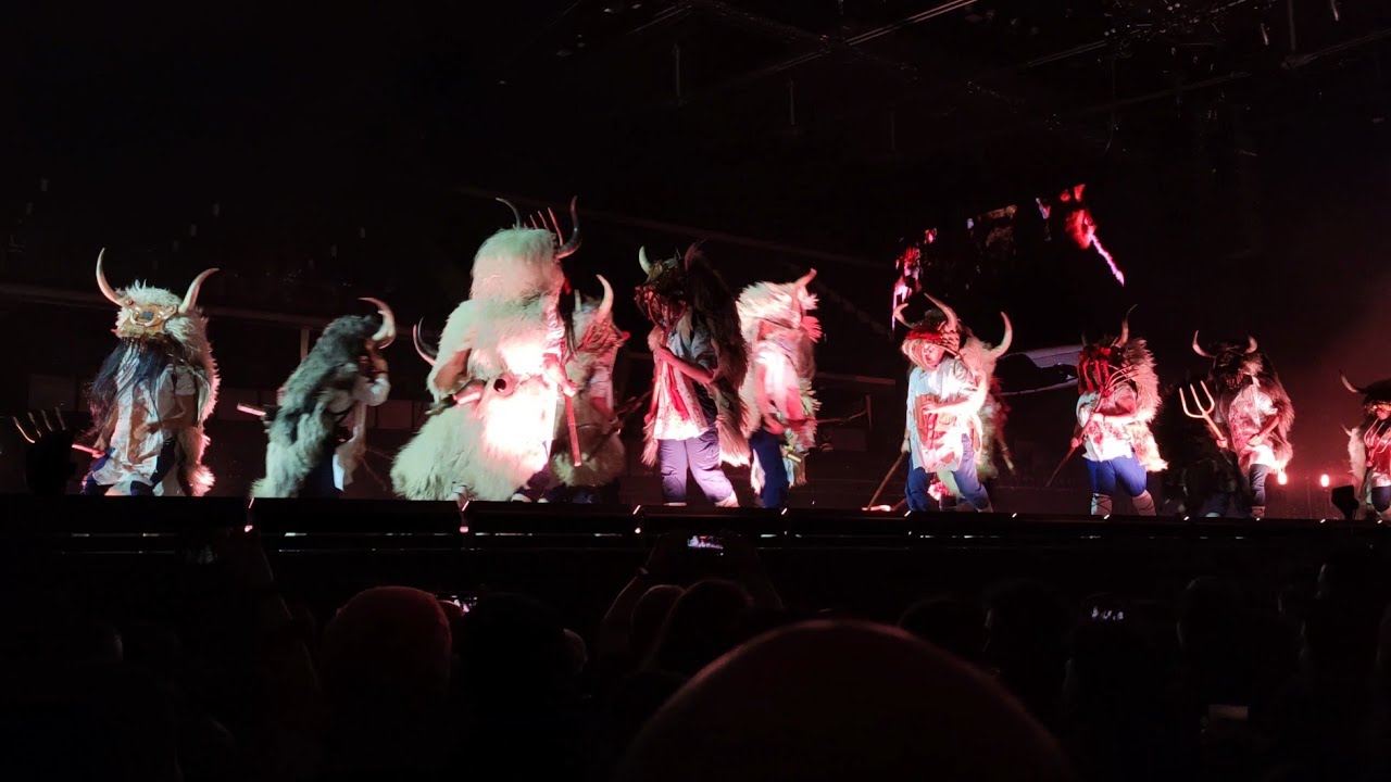 Zetak canta Su rodeado de los Momotxorros de Altsasu en su gran concierto de Mitoaroa