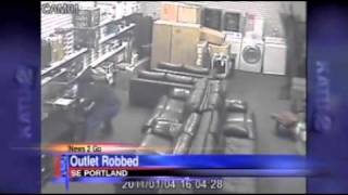 Caught on video: Thieves carry off electronics in outlet